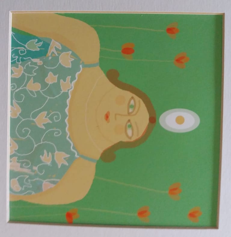 Figura con capelli gialli e abito a motivi floreali su fondo verde, con fiori rossi e una forma ovale chiara