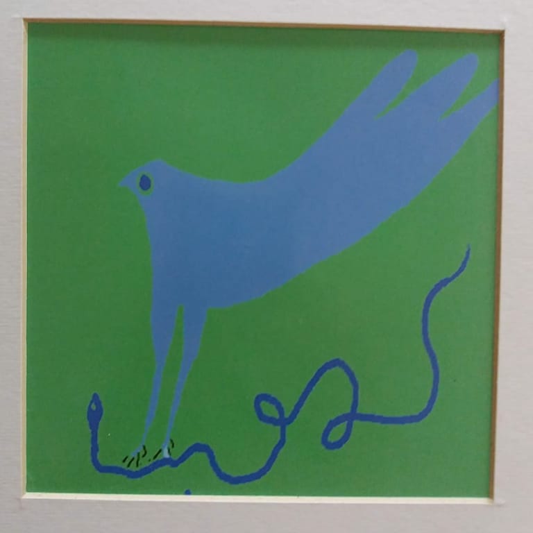 Uccello azzurro su fondo verde, con una lunga linea ondulata blu che parte dalle zampe