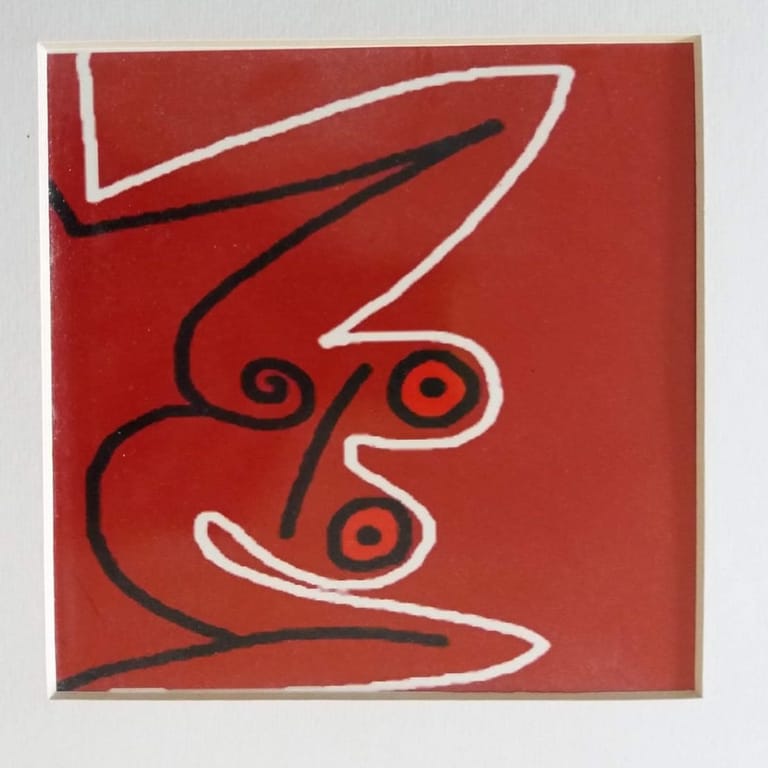 Figura a linee nere e bianche su fondo rosso, con due cerchi rossi e una spirale