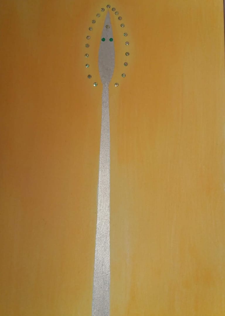 Pannello verticale giallo ocra con una linea argentata che sale fino a una forma a punta circondata da piccoli punti