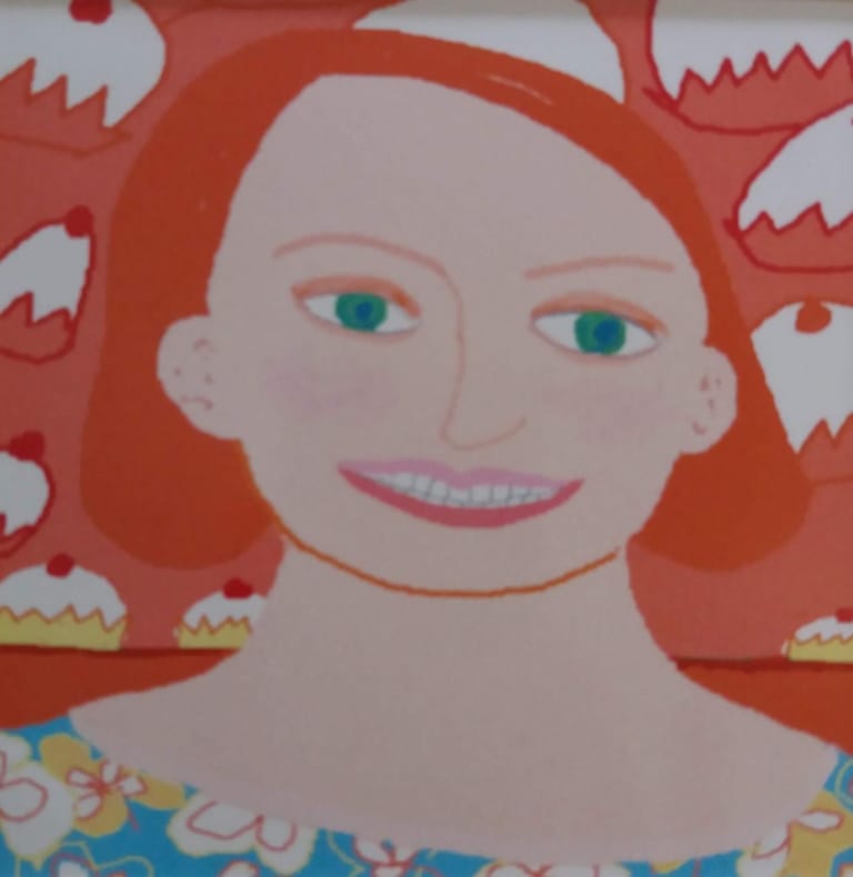 Volto sorridente con capelli rossi e occhi verdi, circondato da forme bianche e rosse, con un colletto floreale azzurro