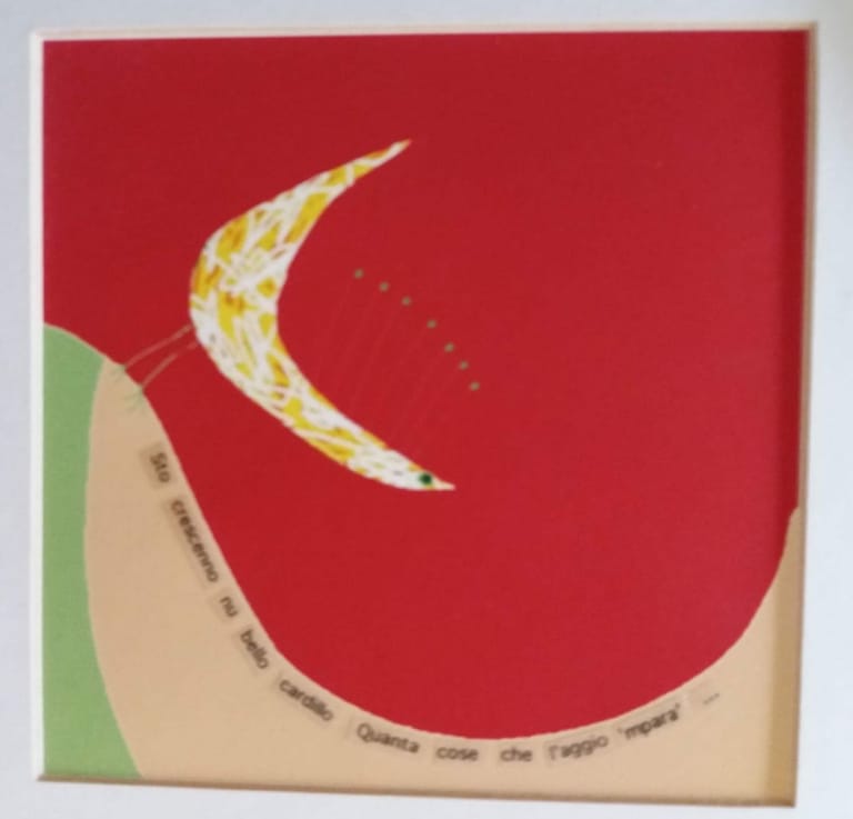 Falce di luna gialla punteggiata su fondo rosso, con una curva verde e beige in basso e una riga di testo