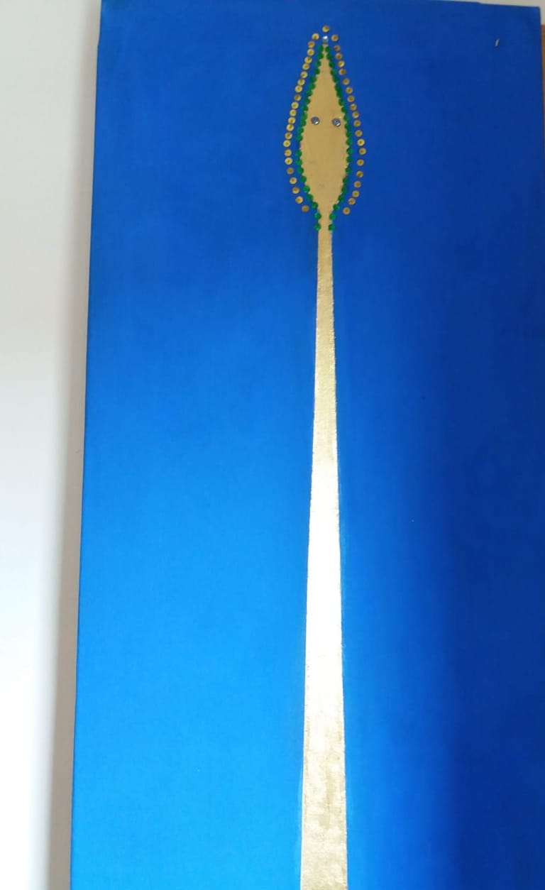 Pannello verticale blu con una linea dorata che sale fino a una forma a punta circondata da piccoli punti